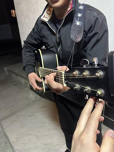 Гитары: Акустическая гитара 6‑струнная, корпус дредноут с вырезом (cutaway). - — 6