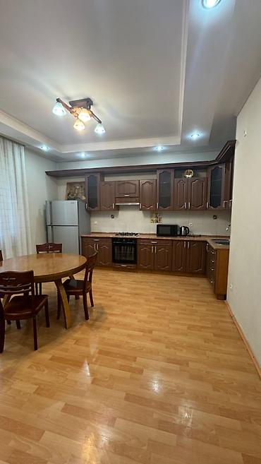 7 микрорайоне: 6 комнат и более, 275 м², 3 соток, 11 мкр Газ — 5