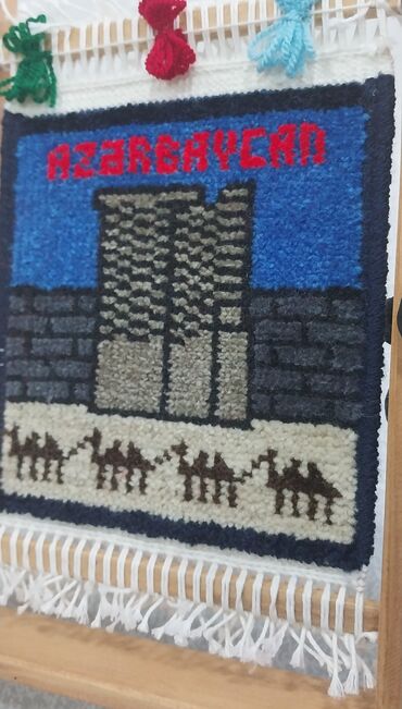 Hədiyyələr: Xalça toxuculuq dəsti – Azərbaycan motivli, əl işidir. Dəstdə ağacdan — 11