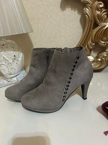 zamşa baletkalar: Qadın botları – zərif topuqlu - Rəng: boz (taupe) - Material: süet — 1
