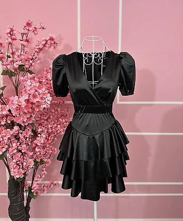 Haljine: Saten mini haljina sa volanima
Po super ceni 1999 din 
One size — 1