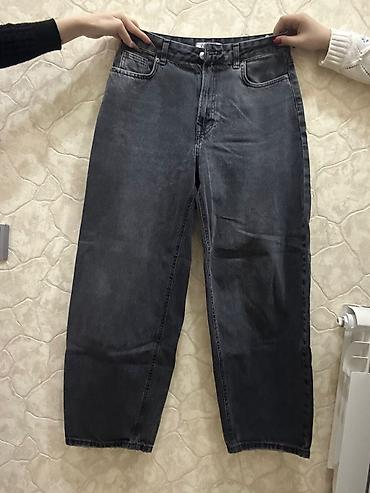 gun eynəyi: Qara-boz rəngli denim şalvar - Model: düz kəsim, yüksək belli görünüş — 1