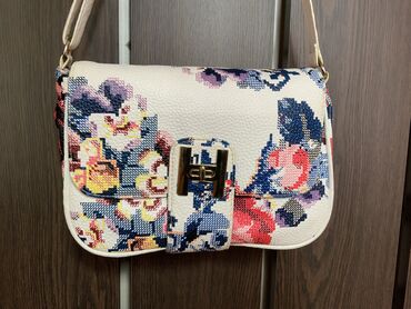 Çantalar: Gənc xanımlar üçün həm çiyindən asmalı, həm də əldə tutulacaq — 7