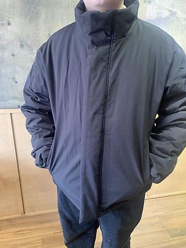 Куртки: Мужская утеплённая куртка, цвет тёмно‑серый/чёрный. Особенности: - — 5