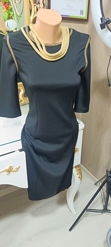 Ziyafət donları: Qırmızı don - Rəng: parlaq qırmızı - Dizayn: dördkünc dekolte, ön — 19