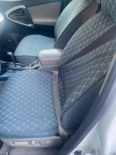 тойота ранекс: Автомобиль Toyota RAV4 в белом цвете кузова. В салоне установлены