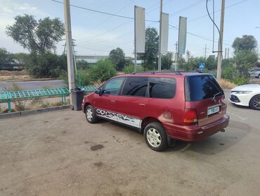 фары хонда одисей: Красный минивэн Honda Odyssey с крышными рейлингами. На боковой части