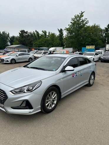 легковой автомобиль бу: Серебристый седан Hyundai Sonata с характерным дизайном передней