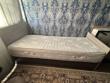 в прикроватной тумбочке хранятся: Односпальная кровать, С матрасом, длина - 200 см
