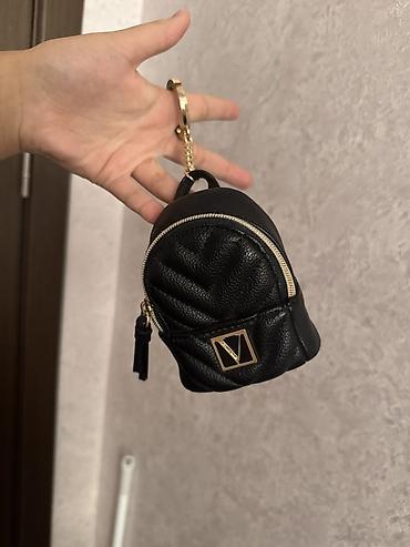 kipling monkey: Мини-рюкзак-брелок Victorias Secret из экокожи, черный - Компактный — 1