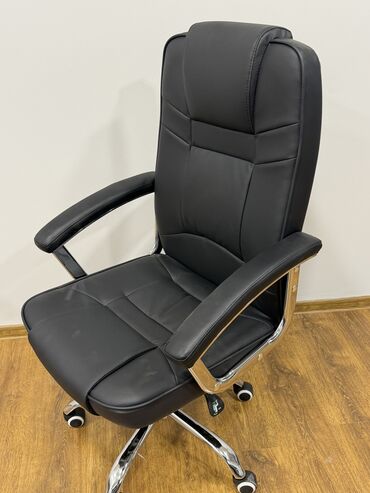 Ofis və oyun kresloları: Təkərli, Qolları tənzimlənir, Süni dəri — 11