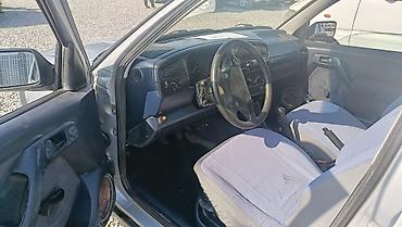 химичиска авто: Volkswagen Vento: 1992 г., 1.8 л, Механика, Бензин, Седан — 1