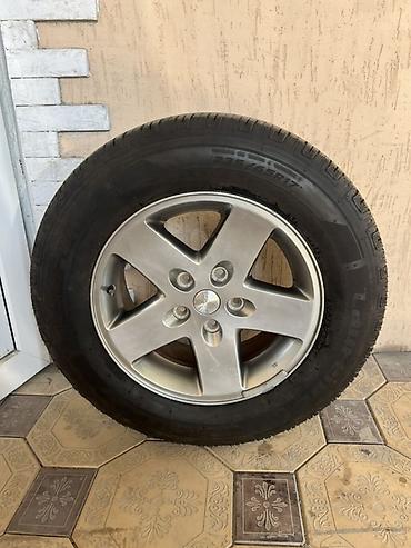 17: Колесо в сборе: шина 235/65 R17 на легкосплавном диске. Подходит — 1