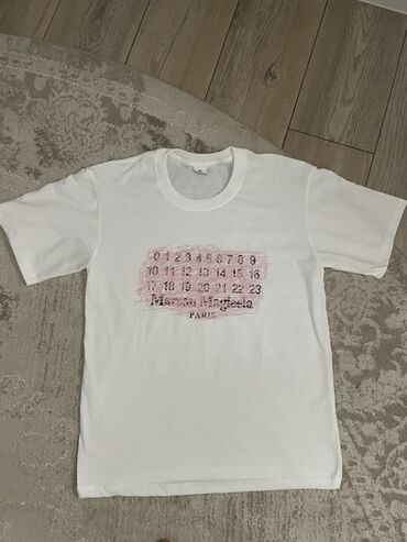 холодок футболка: Белая футболка от Maison Margiela с круглым вырезом. На груди