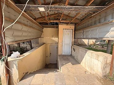 Hazır biznes: 4 kabinet,1zal və ayaqyolusu var.Kiçik pəncərələridə də var.Anbar və — 5