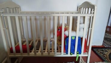 продаю спальный кровать: Детская кроватка из светлого дерева с классическим дизайном. Боковины