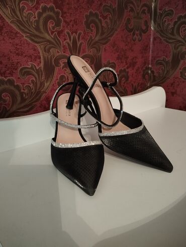 miu miu eynek: Qadın ayaqqabısı – zərif, açıq dabanlı slingback model - Rəng: qara -