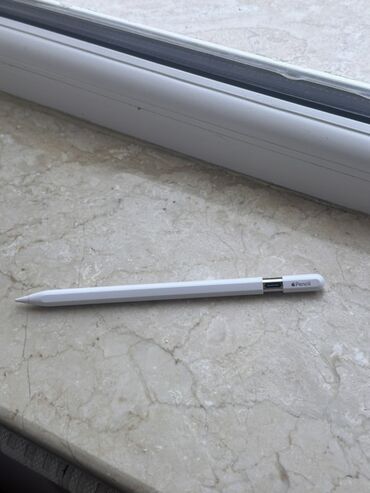aple 14: Ağ rəngdə olan Apple Pencil (2-ci nəsil) planşetlərdə qeydlər aparmaq