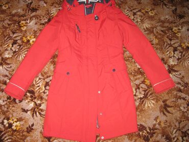 старые куртки: Продается б/у осенне-весенняя куртка -плащевка красного цвета