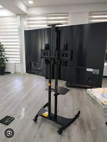 black: Мобильная стойка-тележка для ТВ/панелей AVA1500 Установка телевизора — 3