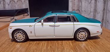 Autići: Nov metalni model automobila Rols Rojs Fantom. Pale mu se prednja i — 15