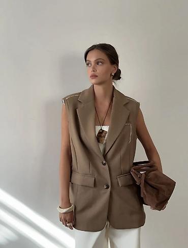 Классические жилеты: Костюмная безрукавка Размер L/XL Женская одежда от производителя — 1