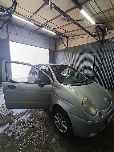 Другие автомобили: Компактный хэтчбек серебристого цвета (5 дверей). Основные — 1