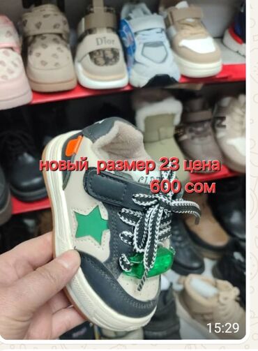 зимняя женская куртка: Предлагаются новые детские кроссовки для мальчиков и девочек. Модель с