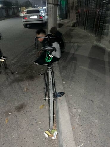 часы фирменные: Трековый велосипед с фикса (fixed gear), стильный матово‑черный