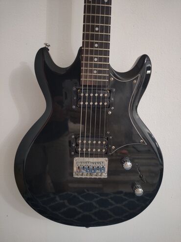 Gitare: Električna gitara Ibanez, idealna za početnike i napredne svirače. Ima — 5