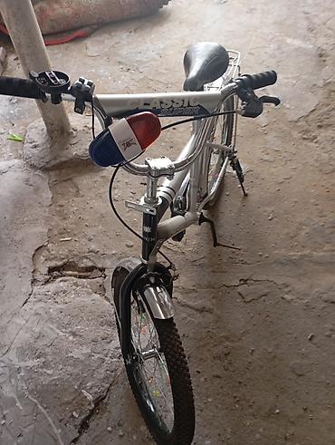 grand bicycle: Uşaq velosipedi satılır. Velosiped gümüşü rəngdədir və üzərində — 3