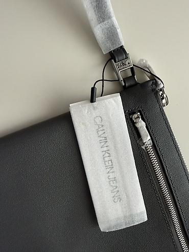 deri çanta: Calvin Klein portfel/planşet-laptop qabı - Brend: Calvin Klein Jeans — 4