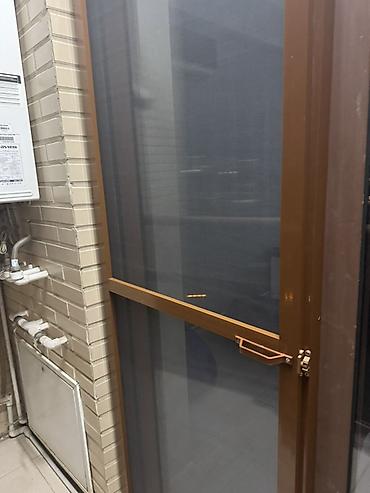 kapilar: Sineklik qapı – möhkəm alüminium karkaslı, menteşəli açılıb‑bağlanan — 1