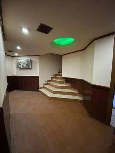 Restoran, kafelər: İçəri şəhər metrosunun yaxınlığında, 360 kv sahəsi olan (yarızirzəmi — 19