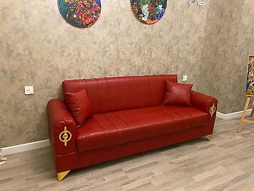 Divanlar: Qırmızı rəngdə, teksturalı materialdan hazırlanmış divan. Divanın — 1