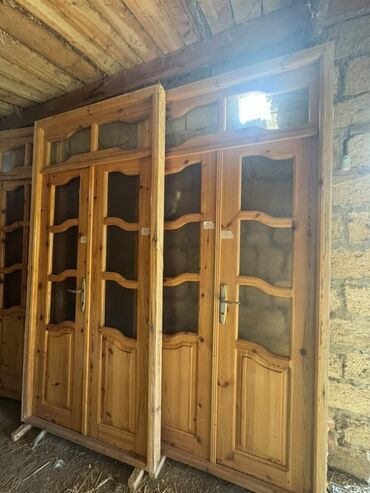 Məişət kimyəvi maddələri: Taxta materialdan hazırlanmış, iki taylı qapı. Qapıların hər tayında