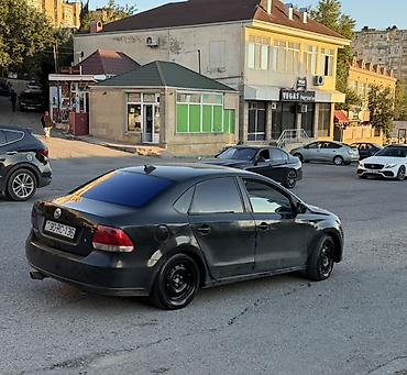 Volkswagen: Volkswagen Polo sedan - Kuzov: 4 qapılı sedan, qara rəng - Mühərrik — 3