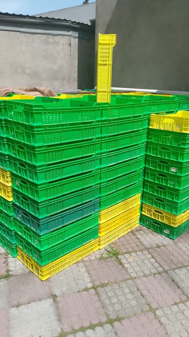 Digər istehsal avadanlığı: Yaşıllı və sarı rəngdə olan çoxsaylı plastik qutular. Bu qutular