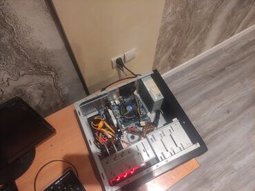 kompyuter monitori: Salam, Ana platasin yanıb, Ekran klaviatura üstündə veriləcək. Aparıb