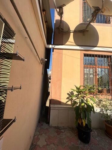 Həyət evləri və villaların satışı: 3 mərtəbəli həyət evi – geniş həyət və rahat planlama. Ev 3 — 5