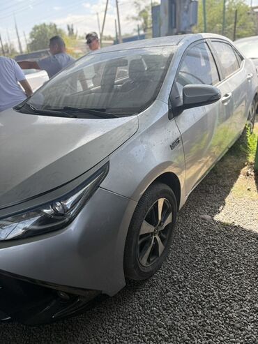 corolla runx: Серебристый седан Toyota Corolla Hybrid с обновленным дизайном