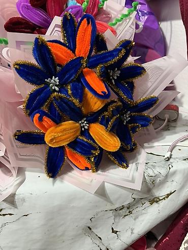 Цветы из синельной проволоки: Яркие декоративные букеты из мягких плюшевых «проволочных» цветов. - — 4