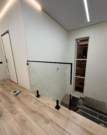 Душевые перегородки и ограждения: СТЕКЛЯННЫЕ ПЕРИЛА ЛЮБОЙ СЛОЖНОСТИ НА ЗАКАЗ ✔ Закалённое стекло 8–10 мм — 18