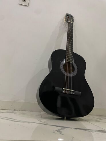 Akkumulyatorlar: Klassik akustik gitara – qara rəng heç istifadə olunmayıb,əlavədə