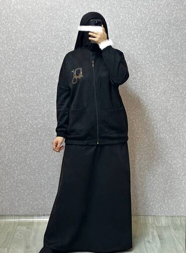 Dəstlər, kostyumlar: *Sport, Ətəkli Dəst.* *Parça: Nabuk.* *Ölçü: Standart: (38 40, 42, 44 — 4