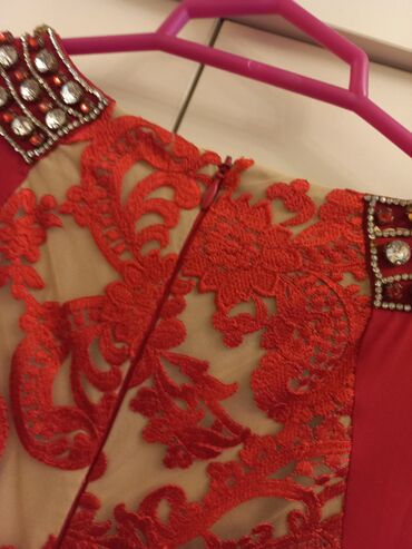 Ziyafət donları: Nişan Paltarıdı 4 aydı alınıb 338 manata ama 130 manata satılır. 1 — 5