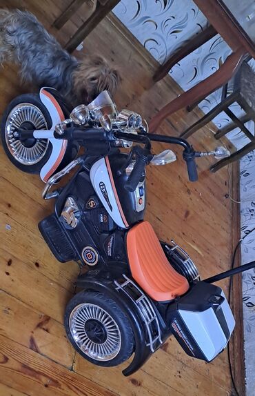 Uşaq motosiklı zaretka yıgır akumlyatorla işləyir bayırda cöldədə uşaq