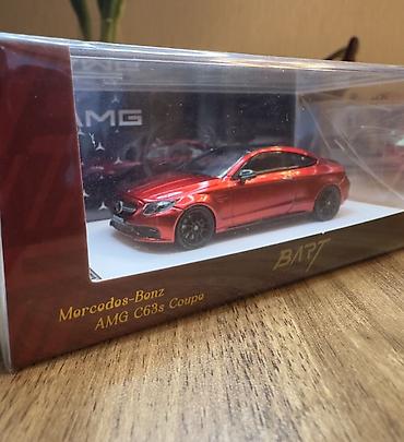 mercedes 140: BART x Howie Model Mercedes‑Benz AMG C63s Coupe 1:64 miqyaslı model — 2