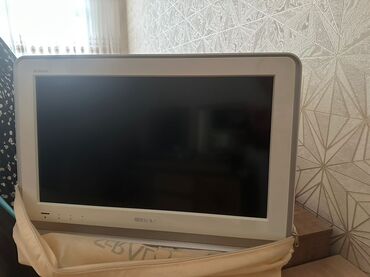 Ağ rəngli çərçivəyə malik Sony Bravia LCD televizor. Televizorun alt