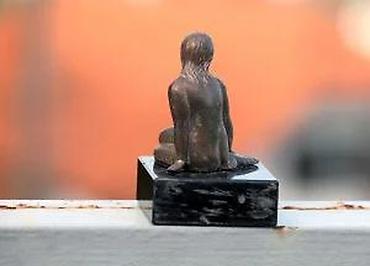 Figure: Skulptura BRONZA. Mala BRONZAna skulptura na mermernom postamentu — 9